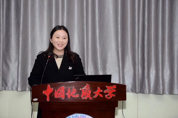 1543905050380788.jpg 张伶俐教授做主旨发言_副本.jpg